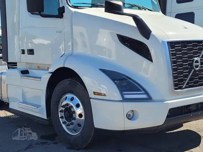 2025 VOLVO VNR64T300