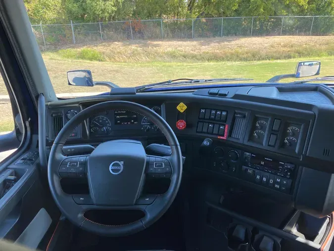 2025 VOLVO VNL64T860