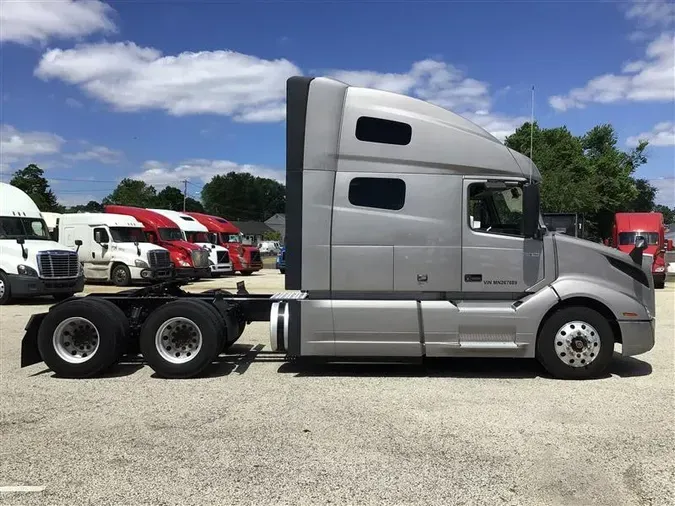 2021 VOLVO VNL760