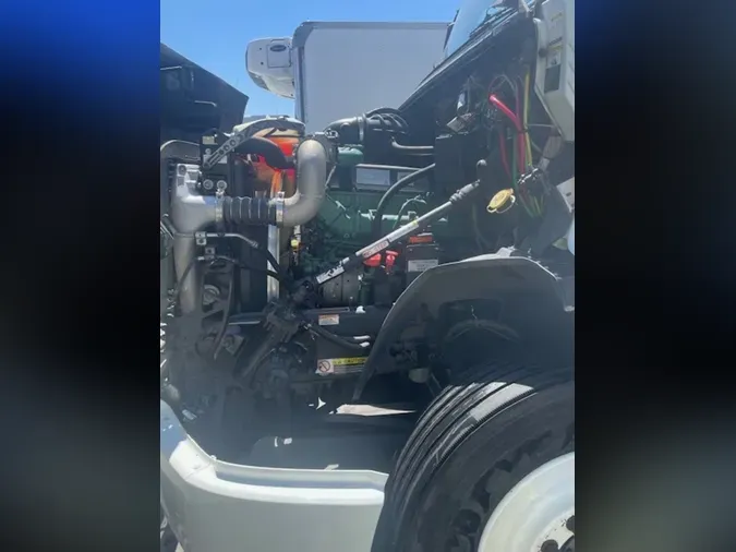 2018 VOLVO VNL64T-300