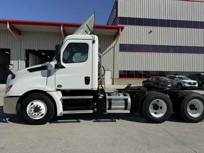 2020 Freightliner CASCADIA 126