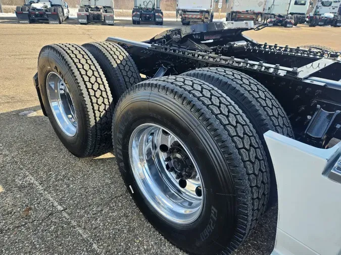 2025 VOLVO VNL64T760