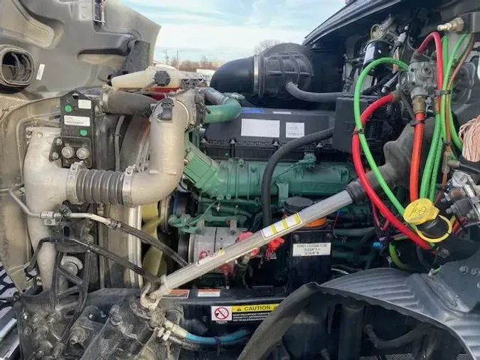 2023 Volvo VNR64T400