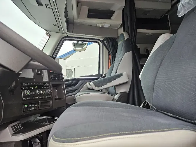 2025 VOLVO VNL64T860