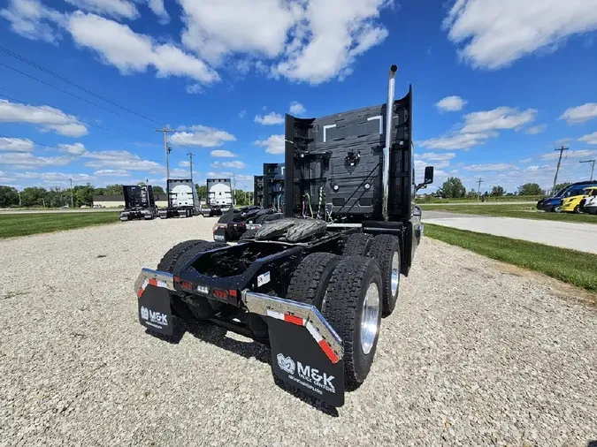 2025 VOLVO VNL64TV04