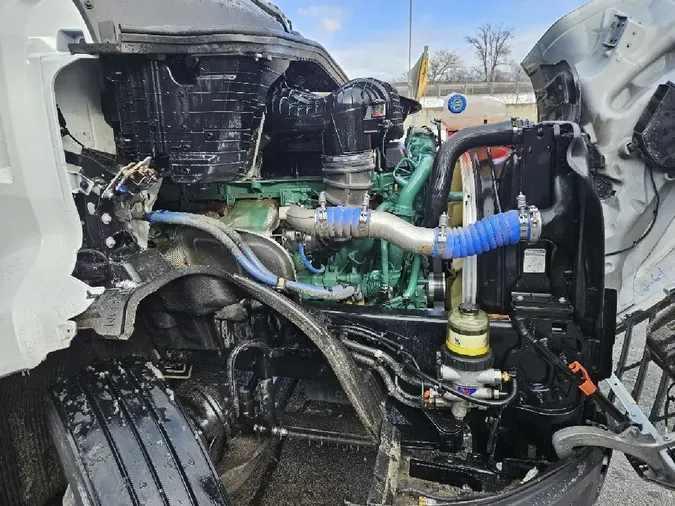 2025 VOLVO VNL64T860