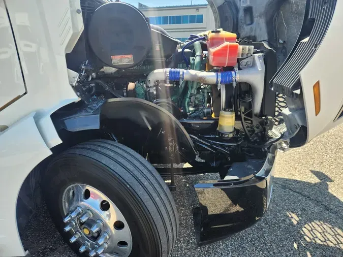 2021 VOLVO VNL64T760