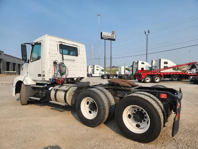 2017 VOLVO VNL64T300