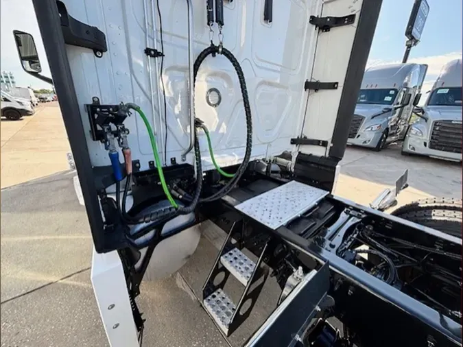 2022 Freightliner CA126SLP