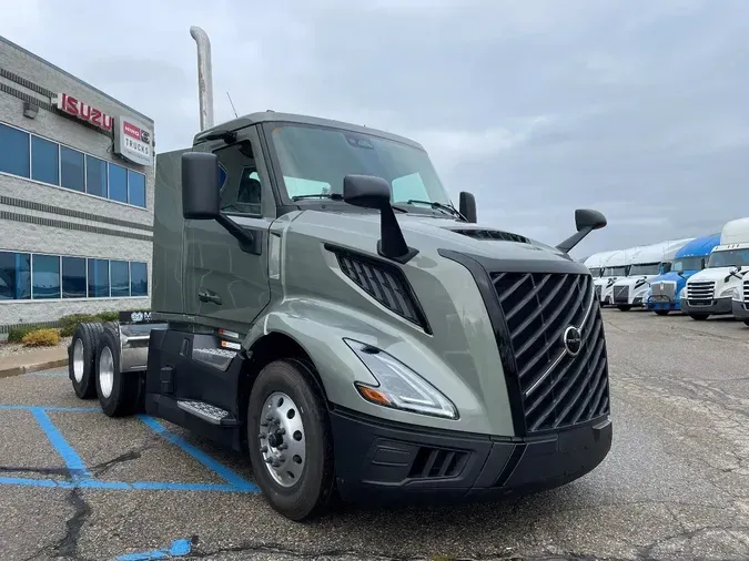 2025 VOLVO VNL64T300