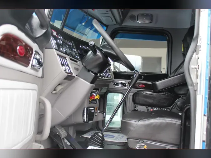 2021 Peterbilt 389