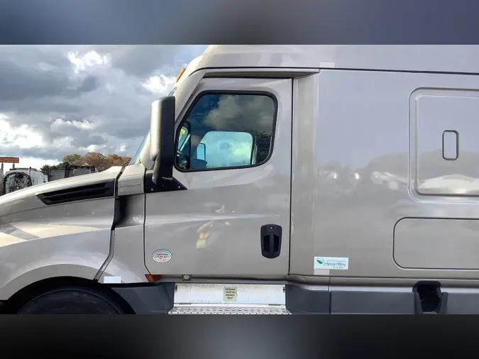 2021 Freightliner Cascadia 126207c725b37449a22aeaf3866c3f40434