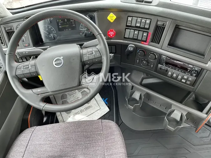 2025 VOLVO VNL64T300