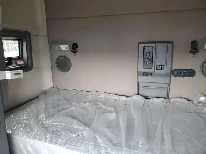 2022 VOLVO VNL64T740