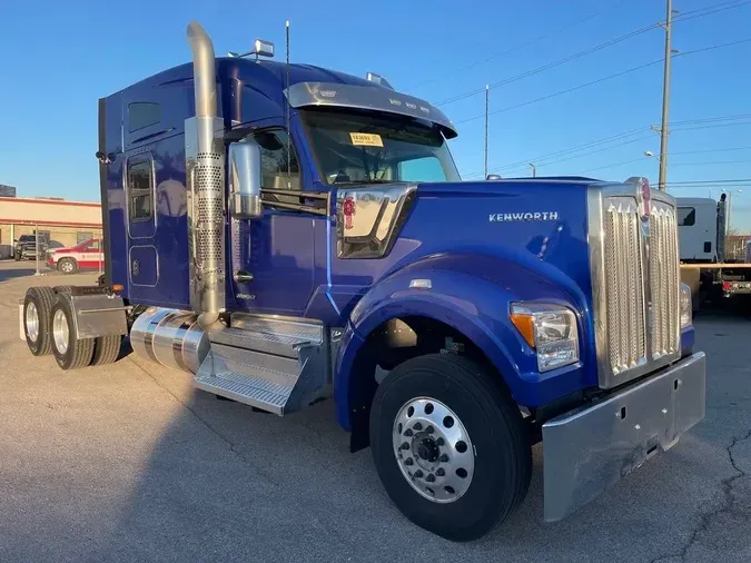 2025 Kenworth W990