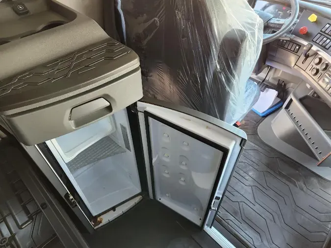 2019 VOLVO VNL64T760