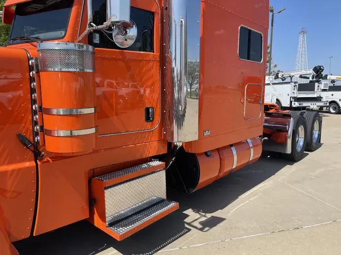 2023 Peterbilt 389