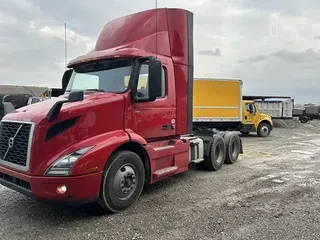 2020 VOLVO VNR64T300