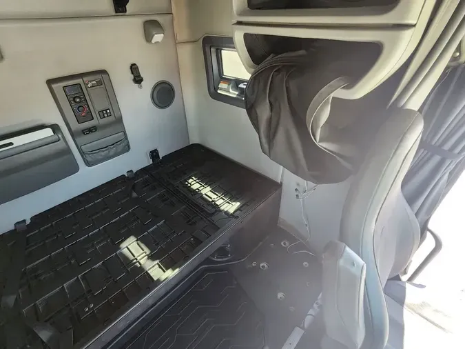 2021 VOLVO VNL64T760