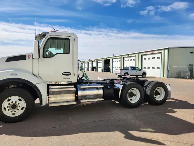 2023 Kenworth T880