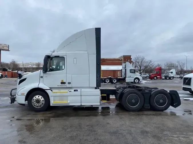 2023 Volvo VNR64T400