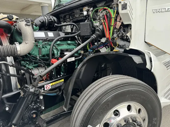 2021 VOLVO VNL64T760