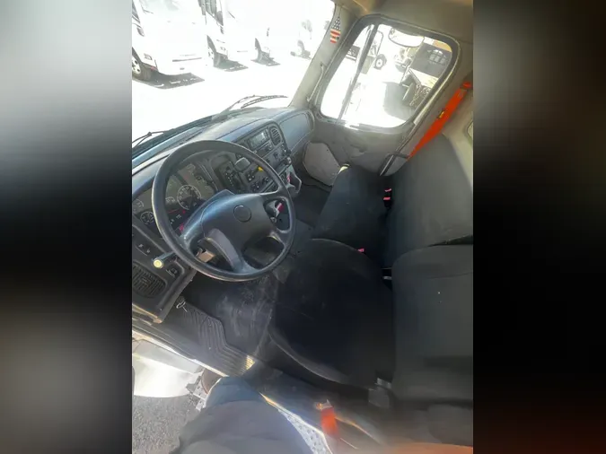 2018 FREIGHTLINER M2 106