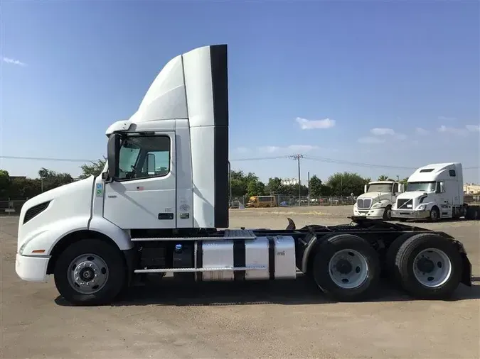 2020 VOLVO VNR300