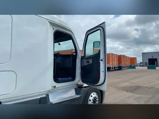 2020 Freightliner Cascadia 126