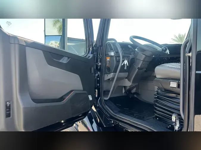 2020 VOLVO VNL760