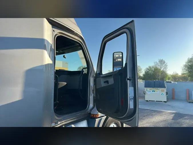 2020 Freightliner Cascadia 126