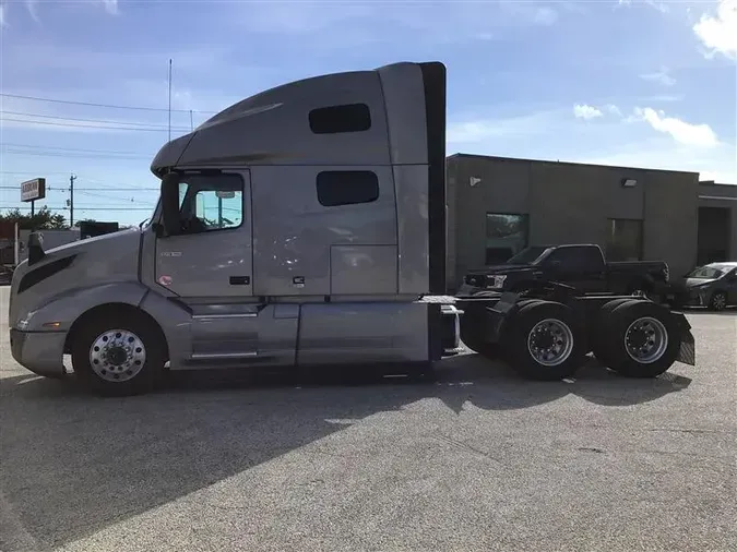 2021 VOLVO VNL760