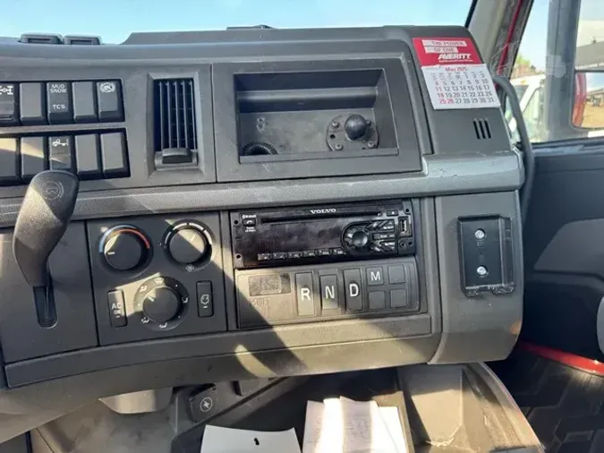 2021 VOLVO VNR64T300