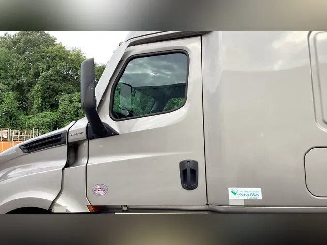 2021 Freightliner Cascadia 126