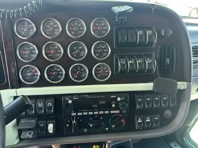 2023 Peterbilt 389