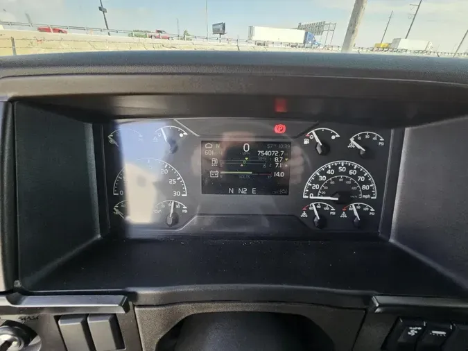 2019 VOLVO VNL64T760