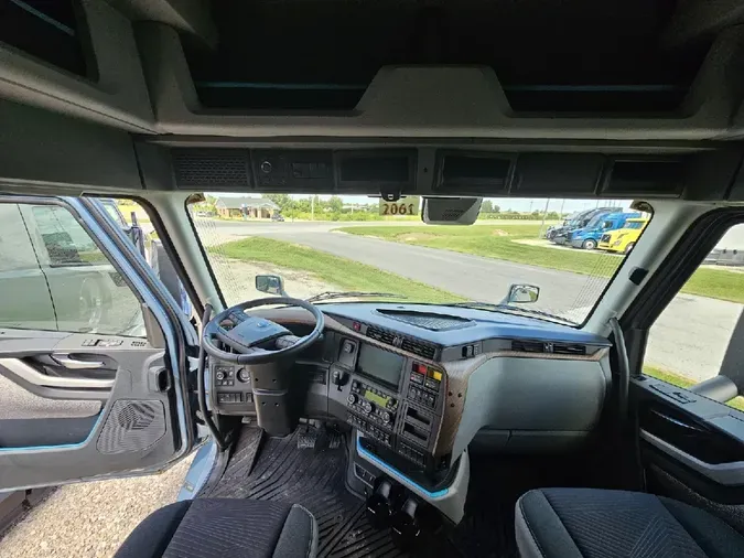 2025 VOLVO VNL64TV04