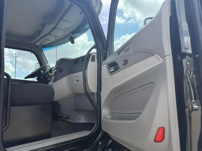 2021 Peterbilt 57921ad0f58569d3ad17bb0a64672f2f666