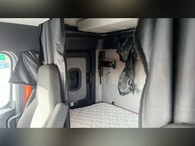 2020 Freightliner Cascadia 126