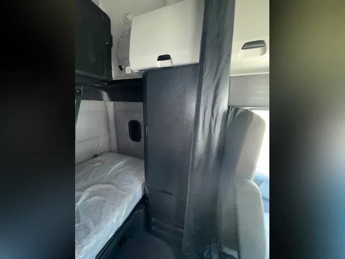 2021 FREIGHTLINER Cascadia 126