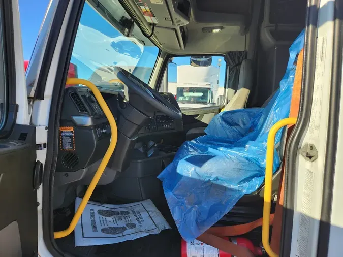 2022 VOLVO VNL64T740