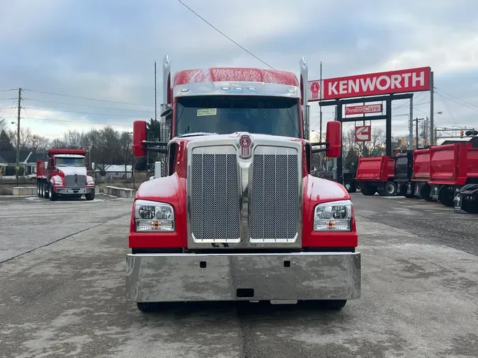 2025 Kenworth W990