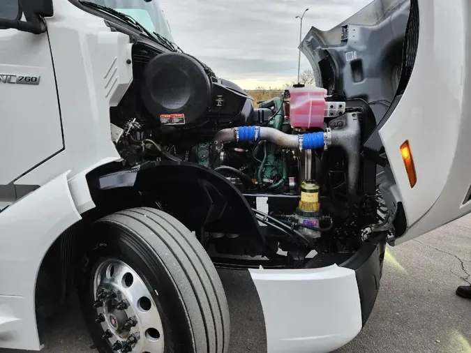 2020 VOLVO VNL64T760