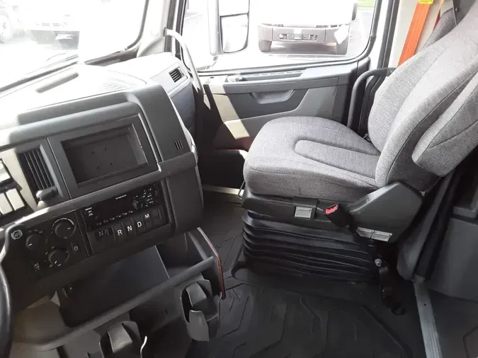 2021 VOLVO VNL64T-760