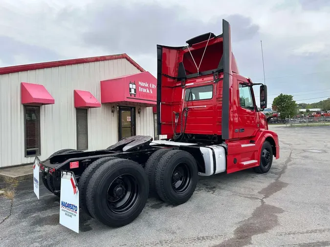 2018 VOLVO VNL64T300