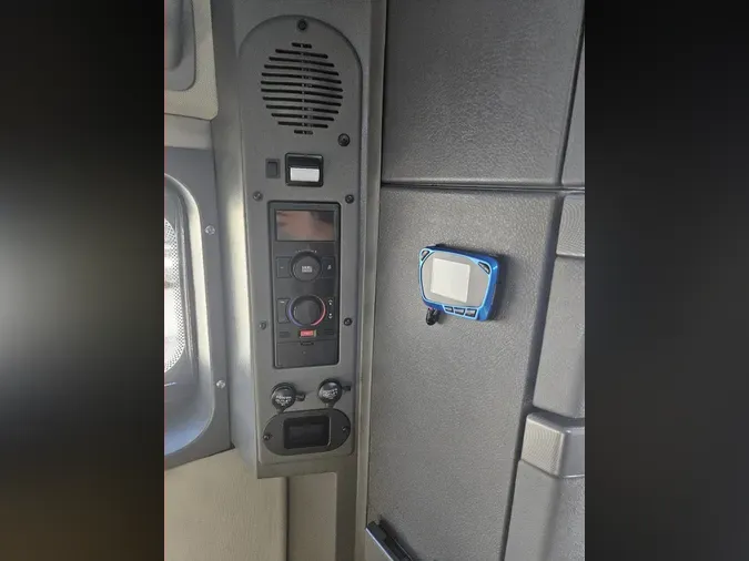 2025 VOLVO VNL64T860