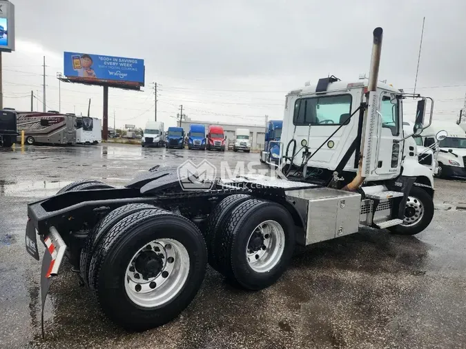 2017 MACK CXU613