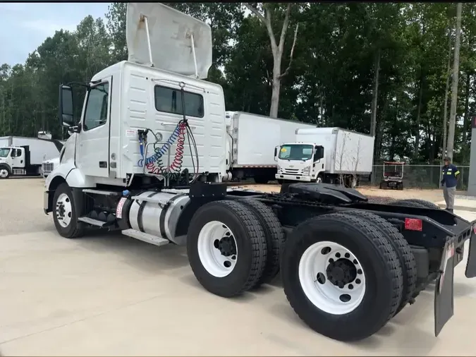 2019 VOLVO VNL64T-300