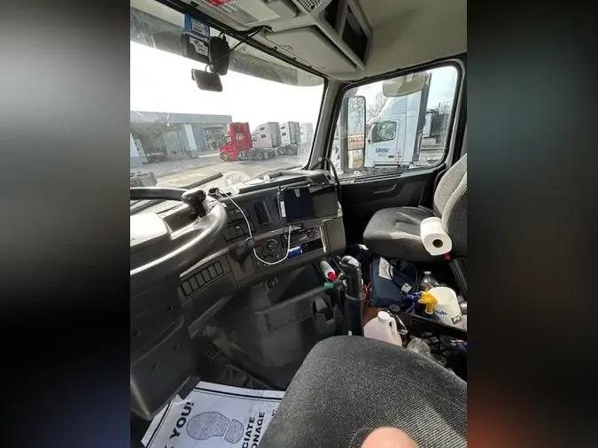 2018 VOLVO VNR64T300