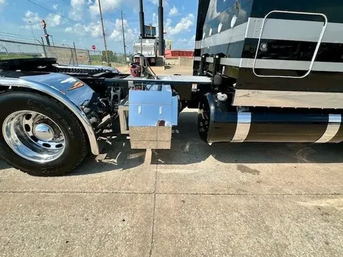 2023 Peterbilt 389